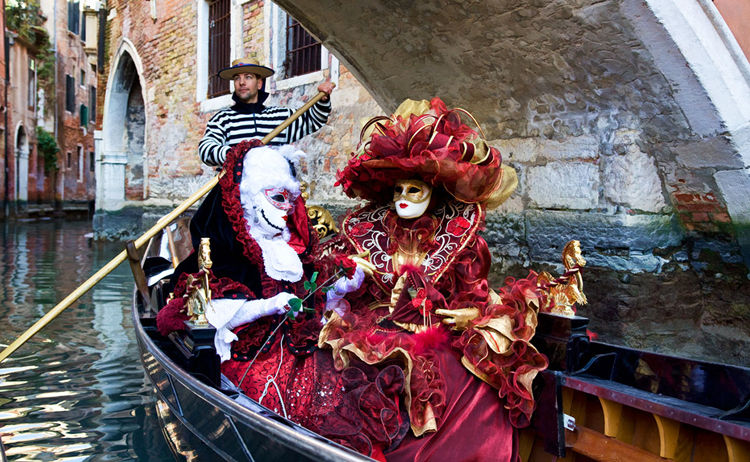 เทศกาล Venice Carnival นั่งบนเรือกอนโดล่า